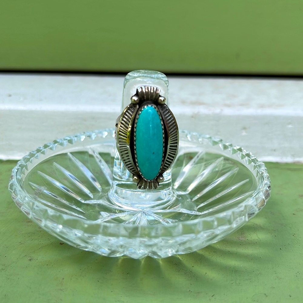 Vintage Sterling Silver Navajo Artistic Oval Turquoise Ring